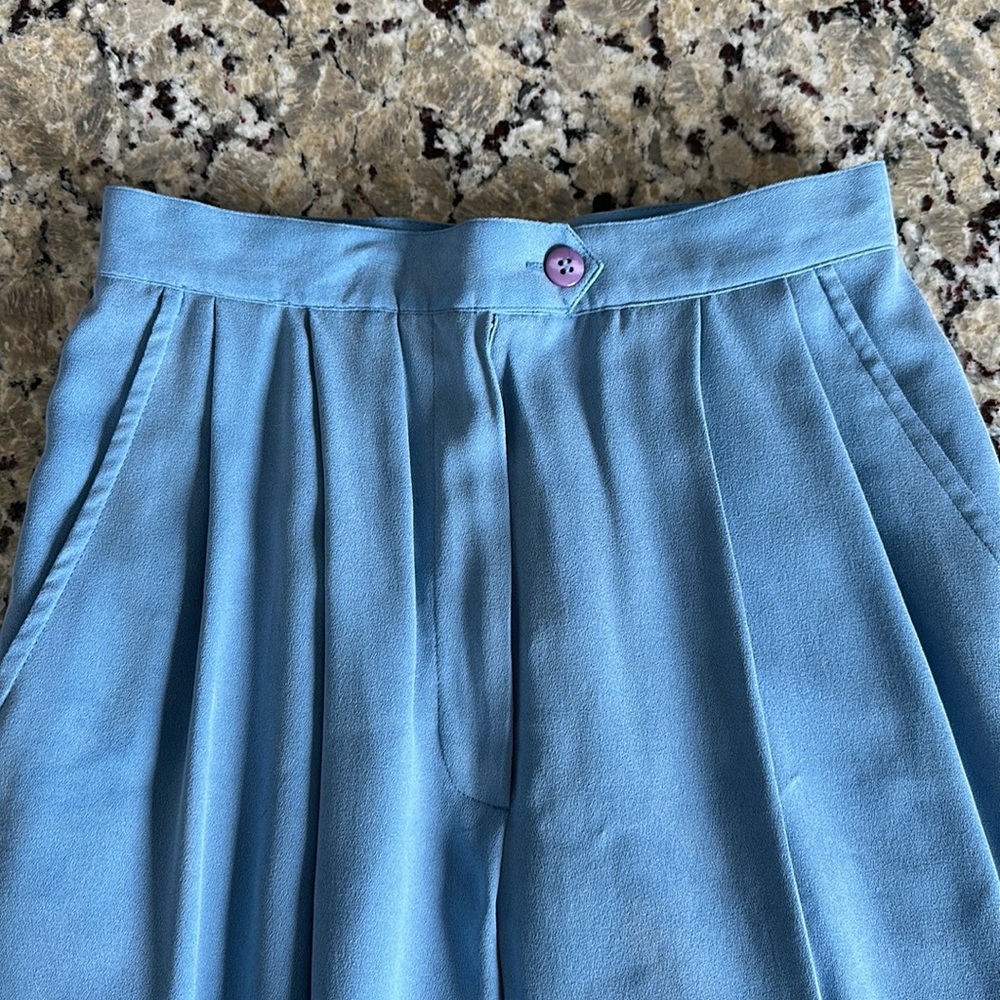 Classy and chic!! Beautiful chambray blue~100% Silk dress pants….size 6P - Picture 1 of 6